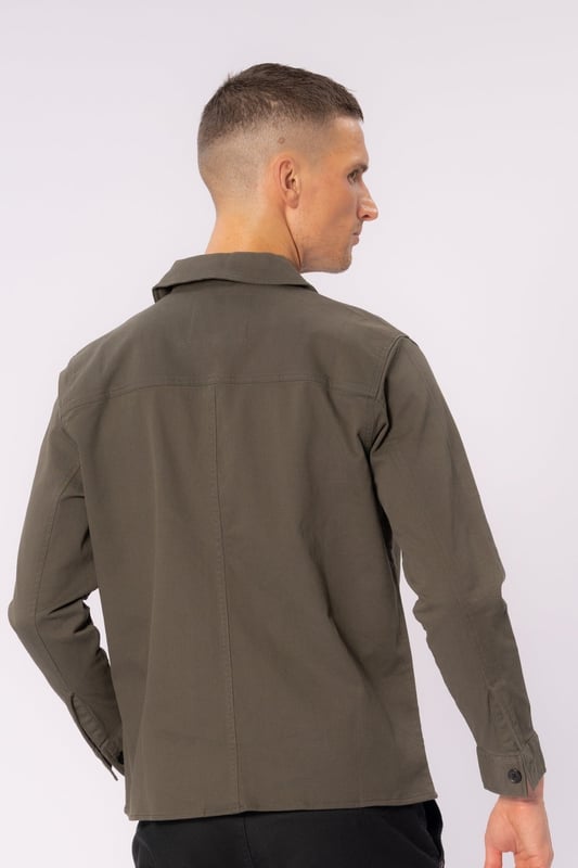 La chaqueta de sarga color oliva oscuro es la opción perfecta para el hombre con estilo. Esta chaqueta combina comodidad y estilo con un corte moderno. Fabricada con materiales de alta calidad, garantiza un look sofisticado y una gran durabilidad. Perfecta para cualquier ocasión, puede usarse como una chaqueta ligera de transición o como una elegante capa sobre tus prendas favoritas. Detalles como el tejido de sarga sólida y el diseño clásico la convierten en una prenda imprescindible en el armario de cualquier hombre a la moda.