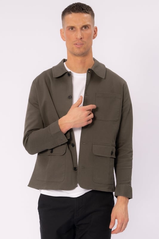 La chaqueta de sarga color oliva oscuro es la opción perfecta para el hombre con estilo. Esta chaqueta combina comodidad y estilo con un corte moderno. Fabricada con materiales de alta calidad, garantiza un look sofisticado y una gran durabilidad. Perfecta para cualquier ocasión, puede usarse como una chaqueta ligera de transición o como una elegante capa sobre tus prendas favoritas. Detalles como el tejido de sarga sólida y el diseño clásico la convierten en una prenda imprescindible en el armario de cualquier hombre a la moda.
