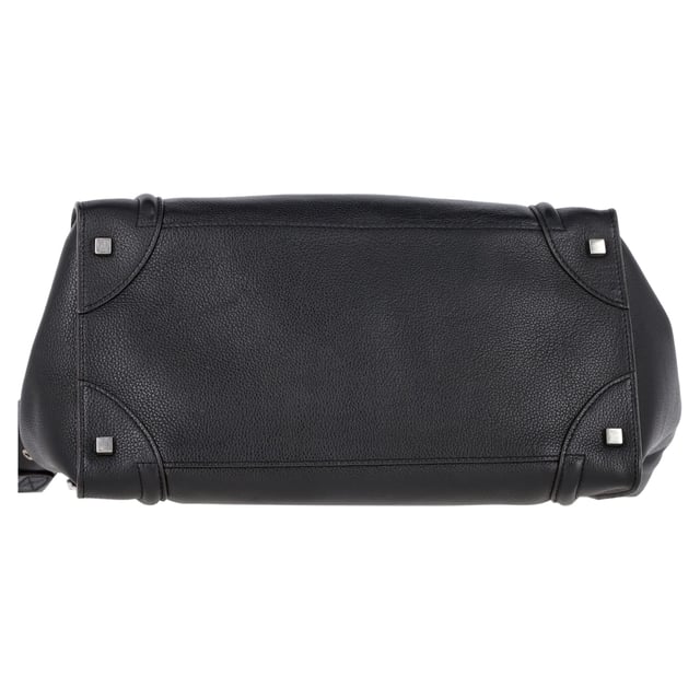 VINTAGE, RRP AS NEW
The Celine Mini Grained Luggage Tote in black leather is a sophisticated statement piece. Crafted from smooth calfskin leather, this bag features iconic rolled leather top handles adorned with signature Celine scroll trim, offering both style and practicality for everyday use or travel.
with Dust bag
Celine Mini Grained Luggage Tote in Black Leather
Condition: very good
Signs of wear: No retail tag, No visible sign of wear., 
Packaging: Dust bag
Color: black
Material: Leather | leather
Size: One Size | One Size
SKU: 458814 / NAPPUGBBA431535W  
Dimensions:  Length: 220 mm, Width: 50 mm, Height: 150 mm