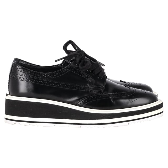 Empfohlener Verkaufspreis
Dieses luxuriöse Paar von Prada ist einfach atemberaubend! Die Derby-Sneaker aus Leder sind hochwertig verarbeitet und mit Schnürung und Flügelkappen-Details versehen. Bequeme Innensohlen und klobige Plateaus runden dieses Must-have ab!

Prada Plateau-Brogues aus schwarzem Leder
Zustand: Sehr gut
Gebrauchsspuren: Leichte Gebrauchsspuren, wenig getragen, aber sehr gut erhalten. Leichte Gebrauchsspuren und Knicke an Sohlen und Absatz.
Verpackung: Staubbeutel
Farbe: Schwarz
Material: Leder
Größe: EU 36,5
Maße: Absatzhöhe: 45; Innensohlenlänge: 290
Artikelnummer: TONPUGBSH485012W