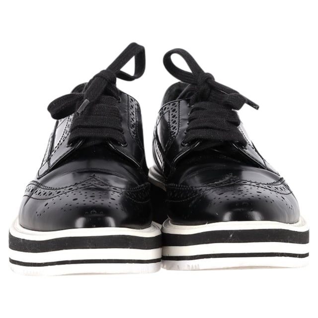 Empfohlener Verkaufspreis
Dieses luxuriöse Paar von Prada ist einfach atemberaubend! Die Derby-Sneaker aus Leder sind hochwertig verarbeitet und mit Schnürung und Flügelkappen-Details versehen. Bequeme Innensohlen und klobige Plateaus runden dieses Must-have ab!

Prada Plateau-Brogues aus schwarzem Leder
Zustand: Sehr gut
Gebrauchsspuren: Leichte Gebrauchsspuren, wenig getragen, aber sehr gut erhalten. Leichte Gebrauchsspuren und Knicke an Sohlen und Absatz.
Verpackung: Staubbeutel
Farbe: Schwarz
Material: Leder
Größe: EU 36,5
Maße: Absatzhöhe: 45; Innensohlenlänge: 290
Artikelnummer: TONPUGBSH485012W