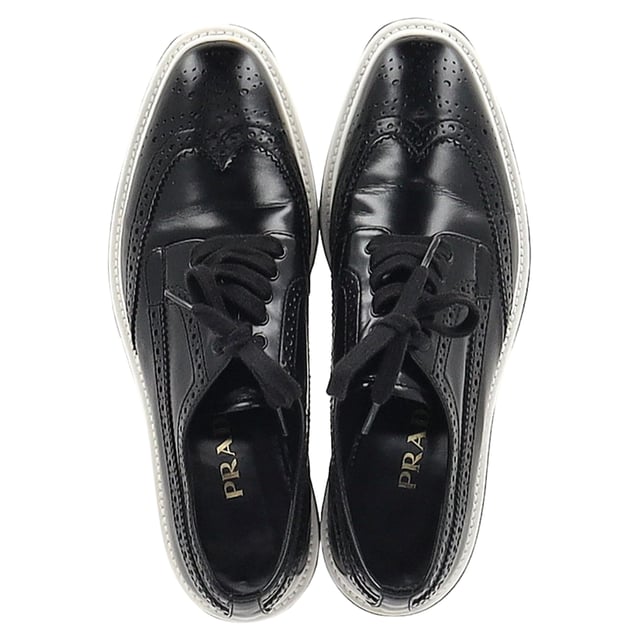 Empfohlener Verkaufspreis
Dieses luxuriöse Paar von Prada ist einfach atemberaubend! Die Derby-Sneaker aus Leder sind hochwertig verarbeitet und mit Schnürung und Flügelkappen-Details versehen. Bequeme Innensohlen und klobige Plateaus runden dieses Must-have ab!

Prada Plateau-Brogues aus schwarzem Leder
Zustand: Sehr gut
Gebrauchsspuren: Leichte Gebrauchsspuren, wenig getragen, aber sehr gut erhalten. Leichte Gebrauchsspuren und Knicke an Sohlen und Absatz.
Verpackung: Staubbeutel
Farbe: Schwarz
Material: Leder
Größe: EU 36,5
Maße: Absatzhöhe: 45; Innensohlenlänge: 290
Artikelnummer: TONPUGBSH485012W