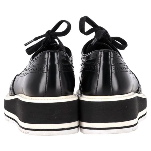 Empfohlener Verkaufspreis
Dieses luxuriöse Paar von Prada ist einfach atemberaubend! Die Derby-Sneaker aus Leder sind hochwertig verarbeitet und mit Schnürung und Flügelkappen-Details versehen. Bequeme Innensohlen und klobige Plateaus runden dieses Must-have ab!

Prada Plateau-Brogues aus schwarzem Leder
Zustand: Sehr gut
Gebrauchsspuren: Leichte Gebrauchsspuren, wenig getragen, aber sehr gut erhalten. Leichte Gebrauchsspuren und Knicke an Sohlen und Absatz.
Verpackung: Staubbeutel
Farbe: Schwarz
Material: Leder
Größe: EU 36,5
Maße: Absatzhöhe: 45; Innensohlenlänge: 290
Artikelnummer: TONPUGBSH485012W