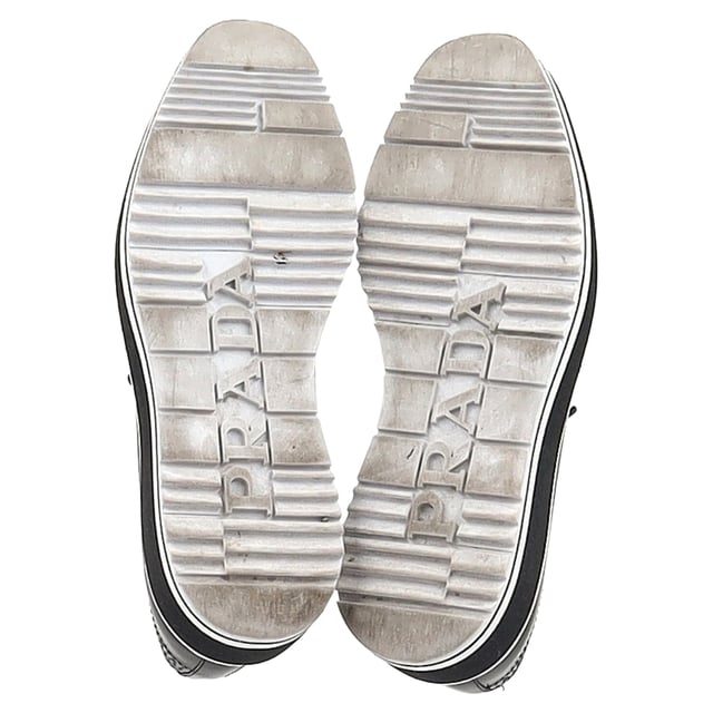 Empfohlener Verkaufspreis
Dieses luxuriöse Paar von Prada ist einfach atemberaubend! Die Derby-Sneaker aus Leder sind hochwertig verarbeitet und mit Schnürung und Flügelkappen-Details versehen. Bequeme Innensohlen und klobige Plateaus runden dieses Must-have ab!

Prada Plateau-Brogues aus schwarzem Leder
Zustand: Sehr gut
Gebrauchsspuren: Leichte Gebrauchsspuren, wenig getragen, aber sehr gut erhalten. Leichte Gebrauchsspuren und Knicke an Sohlen und Absatz.
Verpackung: Staubbeutel
Farbe: Schwarz
Material: Leder
Größe: EU 36,5
Maße: Absatzhöhe: 45; Innensohlenlänge: 290
Artikelnummer: TONPUGBSH485012W