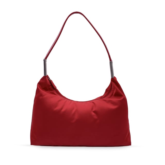Empfohlener Verkaufspreis
Markante, lässige und unverkennbare Prada-Tasche – diese Vintage-Hobo-Schultertasche fängt die Essenz des Minimalismus der frühen 2000er-Jahre mit einem Hauch von sattem Rot ein. Gefertigt aus dem markentypischen Tessuto-Nylon-Canvas ist sie leicht und dennoch luxuriös, abgerundet durch einen eleganten Schultergurt aus echtem Leder und silberfarbene Metallteile, die für den perfekten Glanz sorgen. Die klassische Hobo-Silhouette wird durch einen oberen Reißverschluss gesichert, der ein leuchtend rotes Canvas-Futter und eine praktische seitliche Reißverschlusstasche freigibt. Im Inneren zeugt das Etikett „Prada Milano – Made in Italy“ von ihrer Tradition und der beständigen italienischen Handwerkskunst. Ein zeitloses Basic mit sportlich-schickem Flair – diese Prada Hobo ist für alle gemacht, die ihre Mode funktional und dennoch kantig mögen. Zustandsbewertung: A – AUSGEZEICHNET. Zustandsdetails: Wenig getragen. Bitte sehen Sie sich die Fotos sorgfältig an und fragen Sie nach, wenn Sie weitere Details benötigen oder Zweifel haben. Maße (cm): Tiefe: 10,2 Höhe: 22,9 Länge: 34,3 Weitere Details: Staubbeutel? Nein Schlüssel? Nein Box? Nein Maße: Breite: 102 mm Länge: 343 mm Höhe: 229 mm