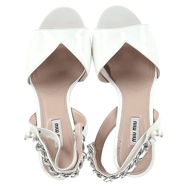 Empfohlener Verkaufspreis
Erleben Sie Eleganz mit diesen weißen Lacksandalen von Miu Miu. Mit ihrem dezenten 2,5 cm hohen Plateau vereinen diese Sandalen mühelos Stil und Komfort und sind ein Must-have für die modebewusste Frau.

Miu Miu Plateau-Sandalen mit Knöchelriemen aus weißem Lackleder
Zustand: Sehr gut
Gebrauchsspuren: Leichte Gebrauchsspuren, wenig getragen, aber sehr gut erhalten. Leichte Gebrauchsspuren und Knicke an den Sohlen und Absätzen, leichte Abnutzungsspuren.
Verpackung: Staubbeutel
Farbe: Weiß
Material: Leder | Lackleder
Größe: EU | 39
Maße: Absatzhöhe: 110; Innensohlenlänge: 280
Artikelnummer: NAPPUGBSH487485W