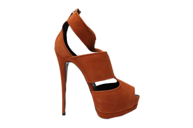 VINTAGE, RRP AS NEW
This Giuseppe Zanotti heels is an extravagant piece. Made with Suede, this heels are comfortable and can be worn easily. Pair with midi skirts.

Giuseppe Zanotti Sharon 105 Heels in Orange Suede
Color: orange
Material: Suede
Size: EU 39
Condition: excellent
Sign of wear: No
SKU: 103511