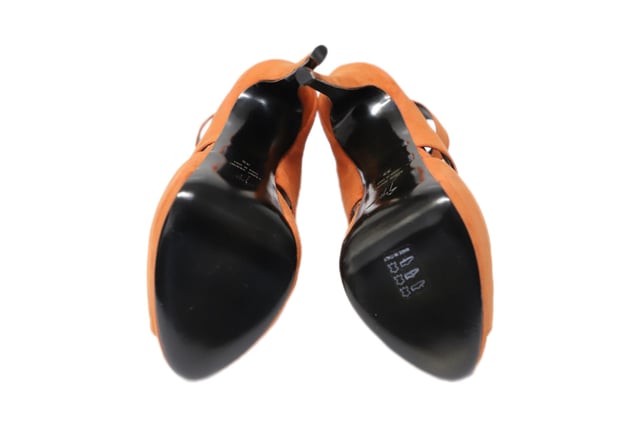 VINTAGE, RRP AS NEW
This Giuseppe Zanotti heels is an extravagant piece. Made with Suede, this heels are comfortable and can be worn easily. Pair with midi skirts.

Giuseppe Zanotti Sharon 105 Heels in Orange Suede
Color: orange
Material: Suede
Size: EU 39
Condition: excellent
Sign of wear: No
SKU: 103511