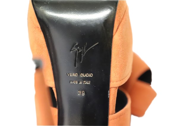 VINTAGE, RRP AS NEW
This Giuseppe Zanotti heels is an extravagant piece. Made with Suede, this heels are comfortable and can be worn easily. Pair with midi skirts.

Giuseppe Zanotti Sharon 105 Heels in Orange Suede
Color: orange
Material: Suede
Size: EU 39
Condition: excellent
Sign of wear: No
SKU: 103511