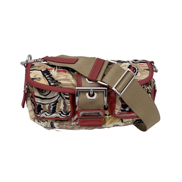 Empfohlener Verkaufspreis
Erleben Sie die perfekte Balance aus modernem Stil und funktionalem Design mit der PRADA Tessuto- und Leder-Schultertasche mit Schnalle und wunderschönem „Venice“-Print. Die „Venice Watercolor“-Kollektion von Prada ist eine unverwechselbare Linie, die mit ihrem künstlerischen Design die Essenz Venedigs einfängt. Diese Tasche mit ihrem modernen, kantigen Look besteht aus beige-rotem „Tessuto“-Nylon-Canvas, wunderschön kombiniert mit roten Lederakzenten, die einen raffinierten und zugleich markanten Look verleihen. Die obere Klappe, gesichert durch einen stilvollen Riemen mit Schnallendetail, verleiht einen Hauch robuster Eleganz, während der Magnetknopfverschluss Ihre Wertsachen sicher verstaut. Mit zwei Reißverschlusstaschen vorne für einfachen Zugriff auf kleinere Utensilien verbindet die Tasche Funktionalität mit High Fashion. Im Inneren präsentiert sich das charakteristische PRADA-Futter und eine seitliche Reißverschlusstasche für zusätzliche Ordnung. Das ikonische PRADA-Dreieckslogo an der Seite und das „PRADA – Made in Italy“-Etikett im Inneren erinnern an die Tradition der Marke für Luxus und hochwertige Handwerkskunst. Ein verstellbarer Schultergurt ermöglicht eine individuelle Passform und macht diese Tasche so vielseitig wie stilvoll. Ob Sie einen lässigen Tagesausflug oder eine schicke Abendveranstaltung planen, die PRADA Tessuto Venice Buckle Shoulder Bag bietet die perfekte Mischung aus Stil und Eleganz. Zustandsbewertung: A - AUSGEZEICHNET. Zustandsdetails: Wenig getragen. Bitte prüfen Sie sorgfältig und fragen Sie nach, wenn Sie weitere Details benötigen oder Fragen haben. Maße (cm): Tiefe: 6,4 Höhe: 14,0 Länge: 24,1 Weitere Details: Staubbeutel? Nein Schlüssel? Nein Box? Nein Maße: Breite: 64 mm Länge: 241 mm Höhe: 140 mm