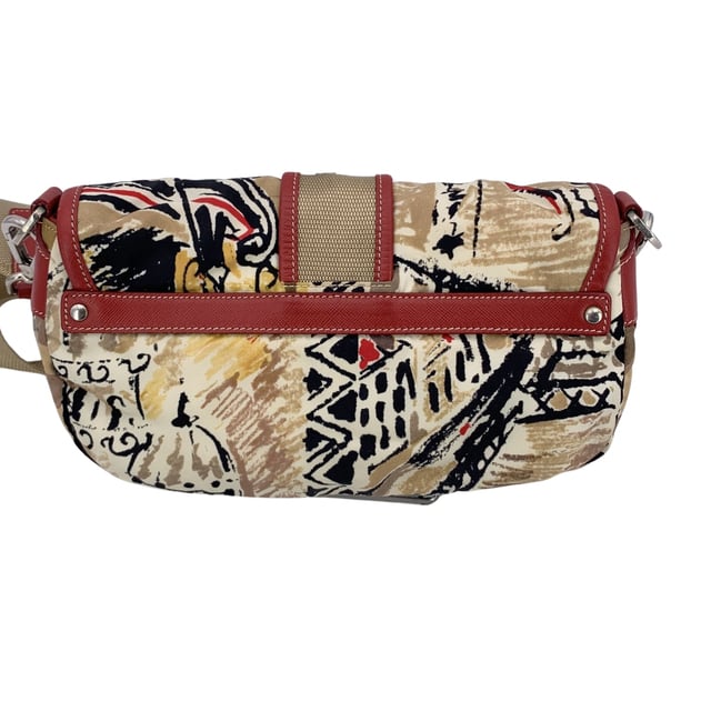Empfohlener Verkaufspreis
Erleben Sie die perfekte Balance aus modernem Stil und funktionalem Design mit der PRADA Tessuto- und Leder-Schultertasche mit Schnalle und wunderschönem „Venice“-Print. Die „Venice Watercolor“-Kollektion von Prada ist eine unverwechselbare Linie, die mit ihrem künstlerischen Design die Essenz Venedigs einfängt. Diese Tasche mit ihrem modernen, kantigen Look besteht aus beige-rotem „Tessuto“-Nylon-Canvas, wunderschön kombiniert mit roten Lederakzenten, die einen raffinierten und zugleich markanten Look verleihen. Die obere Klappe, gesichert durch einen stilvollen Riemen mit Schnallendetail, verleiht einen Hauch robuster Eleganz, während der Magnetknopfverschluss Ihre Wertsachen sicher verstaut. Mit zwei Reißverschlusstaschen vorne für einfachen Zugriff auf kleinere Utensilien verbindet die Tasche Funktionalität mit High Fashion. Im Inneren präsentiert sich das charakteristische PRADA-Futter und eine seitliche Reißverschlusstasche für zusätzliche Ordnung. Das ikonische PRADA-Dreieckslogo an der Seite und das „PRADA – Made in Italy“-Etikett im Inneren erinnern an die Tradition der Marke für Luxus und hochwertige Handwerkskunst. Ein verstellbarer Schultergurt ermöglicht eine individuelle Passform und macht diese Tasche so vielseitig wie stilvoll. Ob Sie einen lässigen Tagesausflug oder eine schicke Abendveranstaltung planen, die PRADA Tessuto Venice Buckle Shoulder Bag bietet die perfekte Mischung aus Stil und Eleganz. Zustandsbewertung: A - AUSGEZEICHNET. Zustandsdetails: Wenig getragen. Bitte prüfen Sie sorgfältig und fragen Sie nach, wenn Sie weitere Details benötigen oder Fragen haben. Maße (cm): Tiefe: 6,4 Höhe: 14,0 Länge: 24,1 Weitere Details: Staubbeutel? Nein Schlüssel? Nein Box? Nein Maße: Breite: 64 mm Länge: 241 mm Höhe: 140 mm