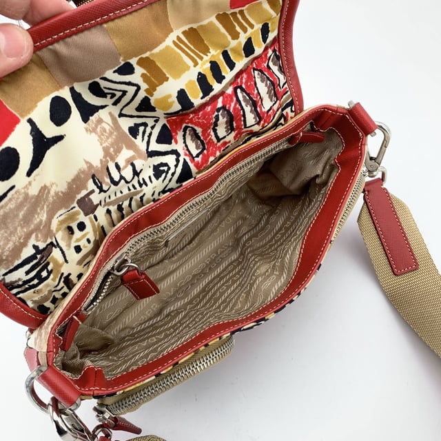 Empfohlener Verkaufspreis
Erleben Sie die perfekte Balance aus modernem Stil und funktionalem Design mit der PRADA Tessuto- und Leder-Schultertasche mit Schnalle und wunderschönem „Venice“-Print. Die „Venice Watercolor“-Kollektion von Prada ist eine unverwechselbare Linie, die mit ihrem künstlerischen Design die Essenz Venedigs einfängt. Diese Tasche mit ihrem modernen, kantigen Look besteht aus beige-rotem „Tessuto“-Nylon-Canvas, wunderschön kombiniert mit roten Lederakzenten, die einen raffinierten und zugleich markanten Look verleihen. Die obere Klappe, gesichert durch einen stilvollen Riemen mit Schnallendetail, verleiht einen Hauch robuster Eleganz, während der Magnetknopfverschluss Ihre Wertsachen sicher verstaut. Mit zwei Reißverschlusstaschen vorne für einfachen Zugriff auf kleinere Utensilien verbindet die Tasche Funktionalität mit High Fashion. Im Inneren präsentiert sich das charakteristische PRADA-Futter und eine seitliche Reißverschlusstasche für zusätzliche Ordnung. Das ikonische PRADA-Dreieckslogo an der Seite und das „PRADA – Made in Italy“-Etikett im Inneren erinnern an die Tradition der Marke für Luxus und hochwertige Handwerkskunst. Ein verstellbarer Schultergurt ermöglicht eine individuelle Passform und macht diese Tasche so vielseitig wie stilvoll. Ob Sie einen lässigen Tagesausflug oder eine schicke Abendveranstaltung planen, die PRADA Tessuto Venice Buckle Shoulder Bag bietet die perfekte Mischung aus Stil und Eleganz. Zustandsbewertung: A - AUSGEZEICHNET. Zustandsdetails: Wenig getragen. Bitte prüfen Sie sorgfältig und fragen Sie nach, wenn Sie weitere Details benötigen oder Fragen haben. Maße (cm): Tiefe: 6,4 Höhe: 14,0 Länge: 24,1 Weitere Details: Staubbeutel? Nein Schlüssel? Nein Box? Nein Maße: Breite: 64 mm Länge: 241 mm Höhe: 140 mm