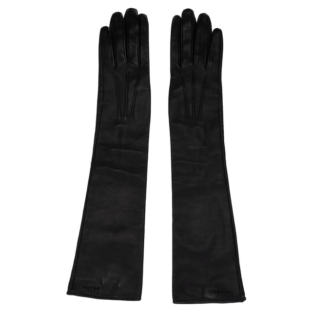 Empfohlener Verkaufspreis
Luxus zum Greifen nah. Diese langen Prada-Handschuhe aus geschmeidigem, schwarzem Lammleder sind der ultimative Genuss für kalte Tage. Gefertigt in Italien und mit glatter Seide gefüttert, bieten sie eine exquisite Mischung aus Wärme, Komfort und zeitlosem Glamour. Die längliche Silhouette bringt Vintage-Eleganz in die Moderne – perfekt zum Tragen unter Mänteln oder als eigenständiges Statement.

Prada-Lange Handschuhe aus schwarzem Lammleder
Zustand: Ausgezeichnet
Gebrauchsspuren: Unbenutzt oder einmal getragen, aber wie neu. Keine Gebrauchsspuren.
Verpackung: Keine
Farbe: Schwarz
Material: Leder | Lammleder
Größe: Einheitsgröße | Einheitsgröße
Maße: Breite: 90; Länge: 480
Artikelnummer: NAPPUITAC484485W