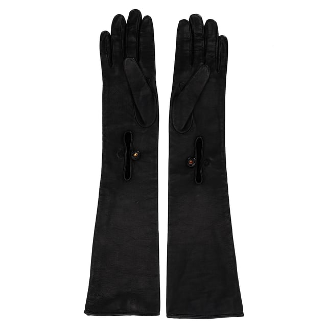 Empfohlener Verkaufspreis
Luxus zum Greifen nah. Diese langen Prada-Handschuhe aus geschmeidigem, schwarzem Lammleder sind der ultimative Genuss für kalte Tage. Gefertigt in Italien und mit glatter Seide gefüttert, bieten sie eine exquisite Mischung aus Wärme, Komfort und zeitlosem Glamour. Die längliche Silhouette bringt Vintage-Eleganz in die Moderne – perfekt zum Tragen unter Mänteln oder als eigenständiges Statement.

Prada-Lange Handschuhe aus schwarzem Lammleder
Zustand: Ausgezeichnet
Gebrauchsspuren: Unbenutzt oder einmal getragen, aber wie neu. Keine Gebrauchsspuren.
Verpackung: Keine
Farbe: Schwarz
Material: Leder | Lammleder
Größe: Einheitsgröße | Einheitsgröße
Maße: Breite: 90; Länge: 480
Artikelnummer: NAPPUITAC484485W