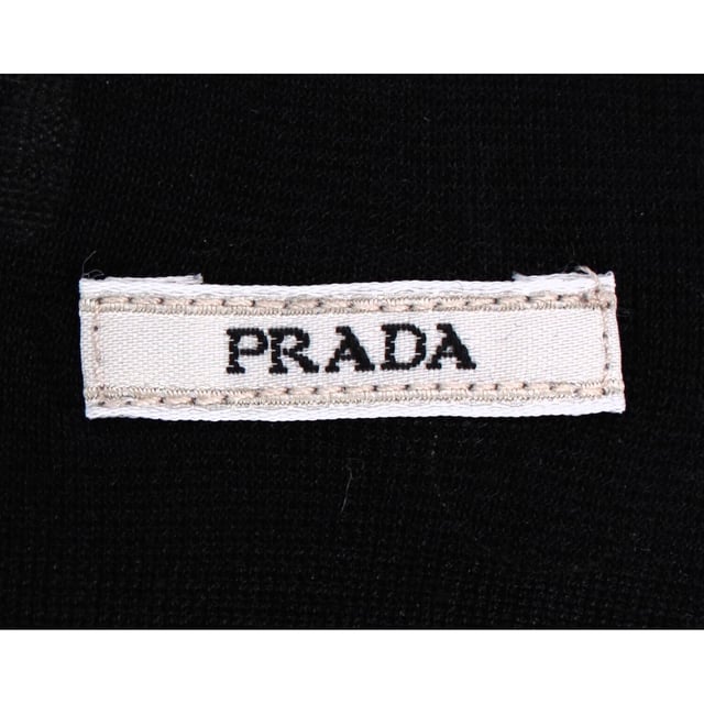 Empfohlener Verkaufspreis
Luxus zum Greifen nah. Diese langen Prada-Handschuhe aus geschmeidigem, schwarzem Lammleder sind der ultimative Genuss für kalte Tage. Gefertigt in Italien und mit glatter Seide gefüttert, bieten sie eine exquisite Mischung aus Wärme, Komfort und zeitlosem Glamour. Die längliche Silhouette bringt Vintage-Eleganz in die Moderne – perfekt zum Tragen unter Mänteln oder als eigenständiges Statement.

Prada-Lange Handschuhe aus schwarzem Lammleder
Zustand: Ausgezeichnet
Gebrauchsspuren: Unbenutzt oder einmal getragen, aber wie neu. Keine Gebrauchsspuren.
Verpackung: Keine
Farbe: Schwarz
Material: Leder | Lammleder
Größe: Einheitsgröße | Einheitsgröße
Maße: Breite: 90; Länge: 480
Artikelnummer: NAPPUITAC484485W