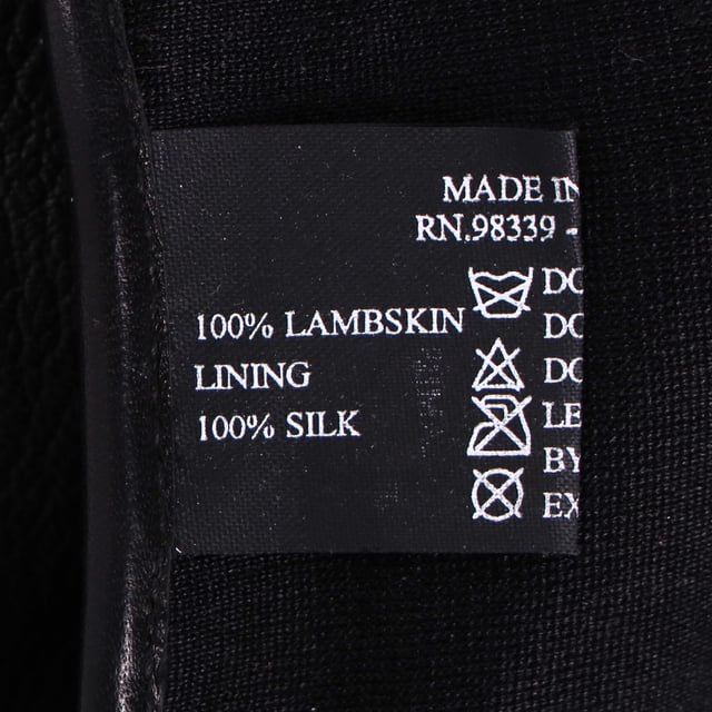 Empfohlener Verkaufspreis
Luxus zum Greifen nah. Diese langen Prada-Handschuhe aus geschmeidigem, schwarzem Lammleder sind der ultimative Genuss für kalte Tage. Gefertigt in Italien und mit glatter Seide gefüttert, bieten sie eine exquisite Mischung aus Wärme, Komfort und zeitlosem Glamour. Die längliche Silhouette bringt Vintage-Eleganz in die Moderne – perfekt zum Tragen unter Mänteln oder als eigenständiges Statement.

Prada-Lange Handschuhe aus schwarzem Lammleder
Zustand: Ausgezeichnet
Gebrauchsspuren: Unbenutzt oder einmal getragen, aber wie neu. Keine Gebrauchsspuren.
Verpackung: Keine
Farbe: Schwarz
Material: Leder | Lammleder
Größe: Einheitsgröße | Einheitsgröße
Maße: Breite: 90; Länge: 480
Artikelnummer: NAPPUITAC484485W