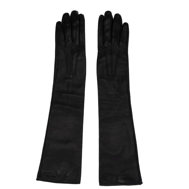 Empfohlener Verkaufspreis
Luxus zum Greifen nah. Diese langen Prada-Handschuhe aus geschmeidigem, schwarzem Lammleder sind der ultimative Genuss für kalte Tage. Gefertigt in Italien und mit glatter Seide gefüttert, bieten sie eine exquisite Mischung aus Wärme, Komfort und zeitlosem Glamour. Die längliche Silhouette bringt Vintage-Eleganz in die Moderne – perfekt zum Tragen unter Mänteln oder als eigenständiges Statement.

Prada-Lange Handschuhe aus schwarzem Lammleder
Zustand: Ausgezeichnet
Gebrauchsspuren: Unbenutzt oder einmal getragen, aber wie neu. Keine Gebrauchsspuren.
Verpackung: Keine
Farbe: Schwarz
Material: Leder | Lammleder
Größe: Einheitsgröße | Einheitsgröße
Maße: Breite: 90; Länge: 480
Artikelnummer: NAPPUITAC484485W