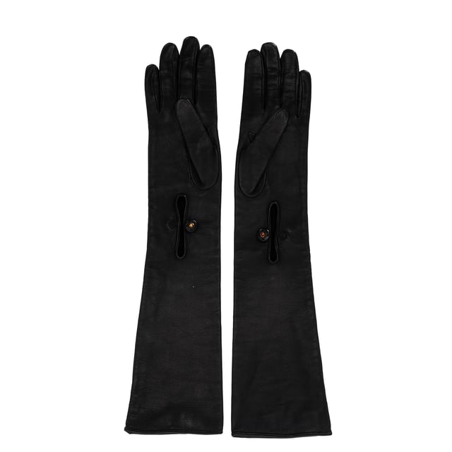 Empfohlener Verkaufspreis
Luxus zum Greifen nah. Diese langen Prada-Handschuhe aus geschmeidigem, schwarzem Lammleder sind der ultimative Genuss für kalte Tage. Gefertigt in Italien und mit glatter Seide gefüttert, bieten sie eine exquisite Mischung aus Wärme, Komfort und zeitlosem Glamour. Die längliche Silhouette bringt Vintage-Eleganz in die Moderne – perfekt zum Tragen unter Mänteln oder als eigenständiges Statement.

Prada-Lange Handschuhe aus schwarzem Lammleder
Zustand: Ausgezeichnet
Gebrauchsspuren: Unbenutzt oder einmal getragen, aber wie neu. Keine Gebrauchsspuren.
Verpackung: Keine
Farbe: Schwarz
Material: Leder | Lammleder
Größe: Einheitsgröße | Einheitsgröße
Maße: Breite: 90; Länge: 480
Artikelnummer: NAPPUITAC484485W