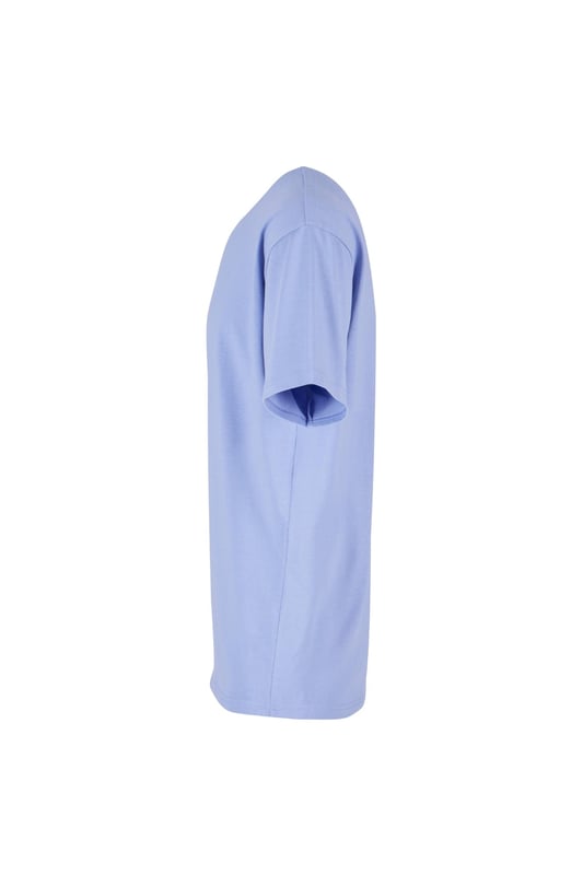 La camiseta extragrande en el exclusivo color Azul Viola es imprescindible para cualquier hombre que busca estilo y comodidad. Este diseño atemporal de corte holgado le da un toque relajado y moderno. Ideal tanto para ocasiones informales como semiformales, esta camiseta te garantiza un aspecto impecable durante todo el día gracias a su alta calidad. Está hecha de 100 % algodón, lo que te proporciona suavidad y transpirabilidad. Con esta camiseta extragrande en Azul Viola, siempre lucirás un estilo auténtico y personal que combina a la perfección con cualquier armario. Está diseñada para hombres que buscan lo mejor en comodidad y estilo.