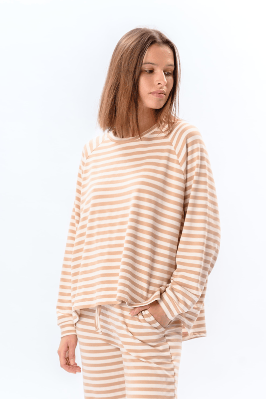 Upplev stil och komfort med vår randiga långärmade Regular Fit i beige, designad speciellt för kvinnor. Denna tidlösa blus kombinerar modern estetik med klassisk elegans. Perfekt för både vardagsbruk och speciella tillfällen, den erbjuder en mångsidig lösning för alla garderober. Med sin hållbara och mjuka kvalitet, tillverkad av en noggrant utvald blandning av material, säkerställer den inte bara en smickrande snitt utan också optimal bärkomfort. Den här långärmade skjortan är lätt att styla och passar alla årstider.