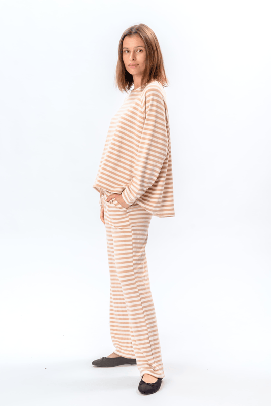 Upplev stil och komfort med vår randiga långärmade Regular Fit i beige, designad speciellt för kvinnor. Denna tidlösa blus kombinerar modern estetik med klassisk elegans. Perfekt för både vardagsbruk och speciella tillfällen, den erbjuder en mångsidig lösning för alla garderober. Med sin hållbara och mjuka kvalitet, tillverkad av en noggrant utvald blandning av material, säkerställer den inte bara en smickrande snitt utan också optimal bärkomfort. Den här långärmade skjortan är lätt att styla och passar alla årstider.