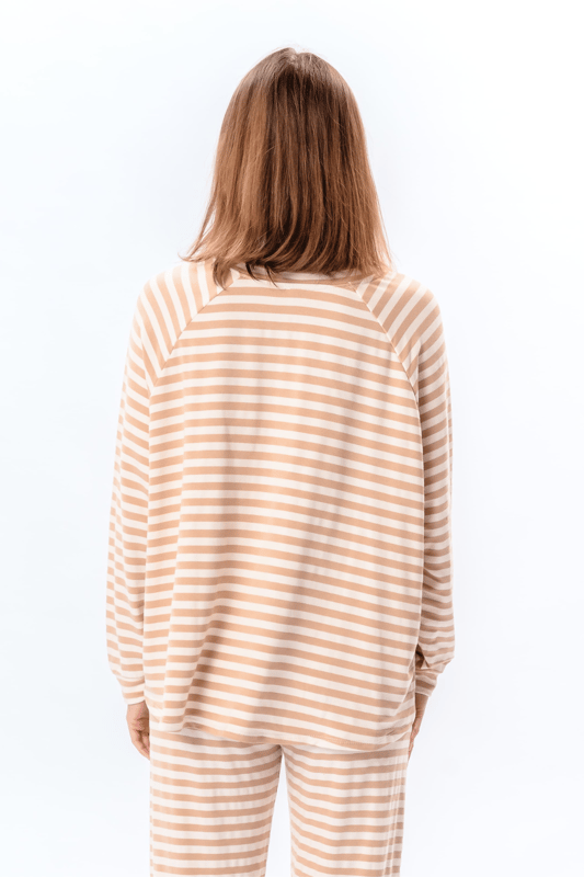 Upplev stil och komfort med vår randiga långärmade Regular Fit i beige, designad speciellt för kvinnor. Denna tidlösa blus kombinerar modern estetik med klassisk elegans. Perfekt för både vardagsbruk och speciella tillfällen, den erbjuder en mångsidig lösning för alla garderober. Med sin hållbara och mjuka kvalitet, tillverkad av en noggrant utvald blandning av material, säkerställer den inte bara en smickrande snitt utan också optimal bärkomfort. Den här långärmade skjortan är lätt att styla och passar alla årstider.