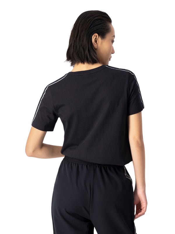 Glamoureus en vrouwelijk met een sportieve toets: kort T-shirt met ronde hals en jacquard-logo band van lichte katoen jersey.