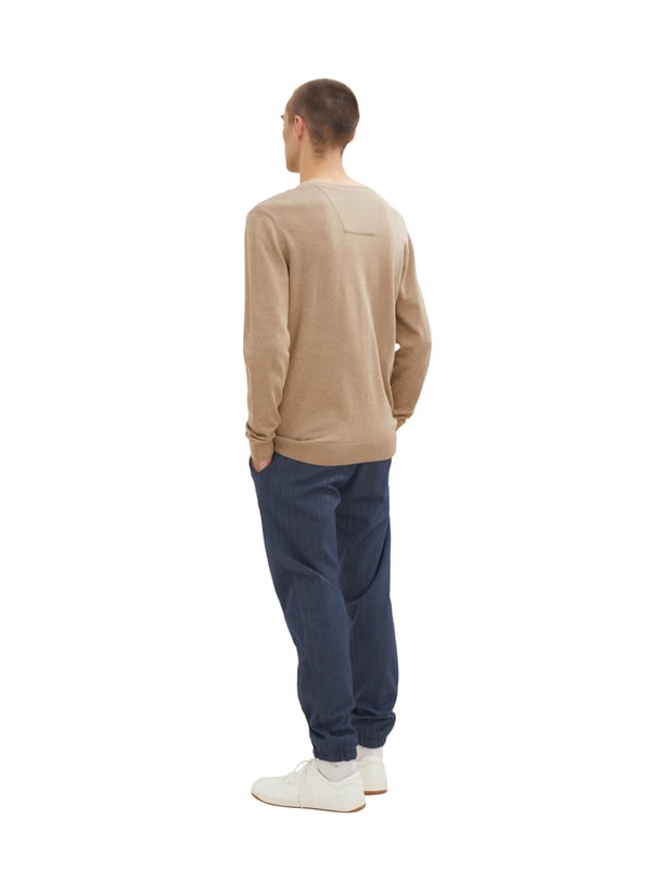 Unifarbener Casual-Pullover mit V-Ausschnitt, langen Ärmeln und Logo-Stickerei aus feiner Strickqualität.