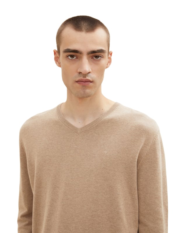 Unifarbener Casual-Pullover mit V-Ausschnitt, langen Ärmeln und Logo-Stickerei aus feiner Strickqualität.