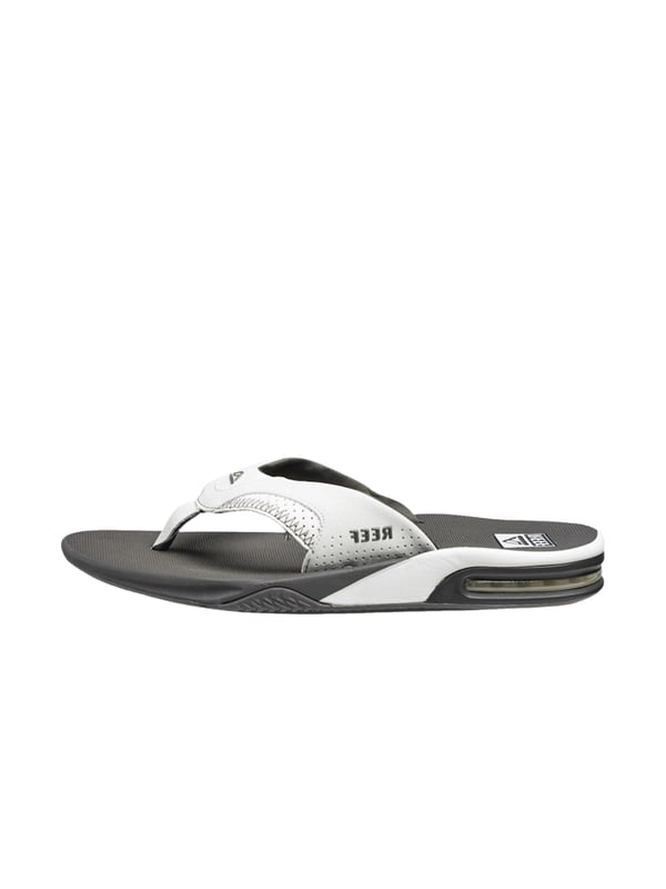 Mit den Reef Herren Zehentrennern bist du nicht nur stylisch unterwegs, sondern auch bestens für entspannte Tage am Strand vorbereitet. Diese Sandalen sind mehr als nur Schuhe – sie sind deine perfekten Begleiter für Sommerabenteuer und entspannte Momente. Mit einem integrierten Flaschenöffner im Fußbett bist du jederzeit bereit für eine Erfrischung, egal wo du bist. Das EVA-Fußbett bietet eine weiche und angenehme Basis für deine Füße, während der 360-Grad-Fersenairbag zusätzliche Dämpfung und Unterstützung bietet. Egal, ob du am Strand grillst, am Pool entspannst oder einfach nur durch die Stadt schlenderst, diese Zehentrenner bieten dir den ganzen Tag über höchsten Tragekomfort und Funktionalität. Stilvoll und praktisch zugleich – mit den Reef Herren Zehentrennern bist du bereit für alles, was der Sommer zu bieten hat.
