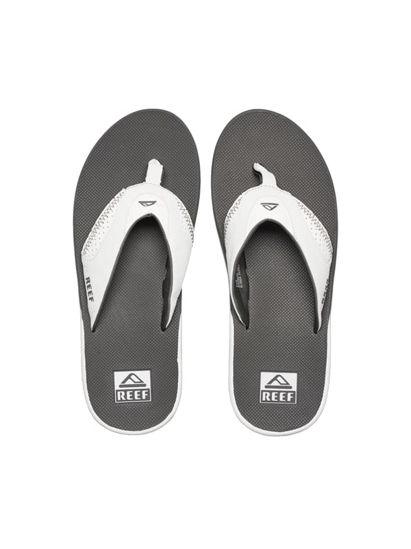 Mit den Reef Herren Zehentrennern bist du nicht nur stylisch unterwegs, sondern auch bestens für entspannte Tage am Strand vorbereitet. Diese Sandalen sind mehr als nur Schuhe – sie sind deine perfekten Begleiter für Sommerabenteuer und entspannte Momente. Mit einem integrierten Flaschenöffner im Fußbett bist du jederzeit bereit für eine Erfrischung, egal wo du bist. Das EVA-Fußbett bietet eine weiche und angenehme Basis für deine Füße, während der 360-Grad-Fersenairbag zusätzliche Dämpfung und Unterstützung bietet. Egal, ob du am Strand grillst, am Pool entspannst oder einfach nur durch die Stadt schlenderst, diese Zehentrenner bieten dir den ganzen Tag über höchsten Tragekomfort und Funktionalität. Stilvoll und praktisch zugleich – mit den Reef Herren Zehentrennern bist du bereit für alles, was der Sommer zu bieten hat.