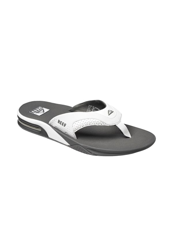 Mit den Reef Herren Zehentrennern bist du nicht nur stylisch unterwegs, sondern auch bestens für entspannte Tage am Strand vorbereitet. Diese Sandalen sind mehr als nur Schuhe – sie sind deine perfekten Begleiter für Sommerabenteuer und entspannte Momente. Mit einem integrierten Flaschenöffner im Fußbett bist du jederzeit bereit für eine Erfrischung, egal wo du bist. Das EVA-Fußbett bietet eine weiche und angenehme Basis für deine Füße, während der 360-Grad-Fersenairbag zusätzliche Dämpfung und Unterstützung bietet. Egal, ob du am Strand grillst, am Pool entspannst oder einfach nur durch die Stadt schlenderst, diese Zehentrenner bieten dir den ganzen Tag über höchsten Tragekomfort und Funktionalität. Stilvoll und praktisch zugleich – mit den Reef Herren Zehentrennern bist du bereit für alles, was der Sommer zu bieten hat.