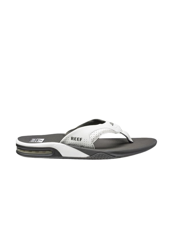 Mit den Reef Herren Zehentrennern bist du nicht nur stylisch unterwegs, sondern auch bestens für entspannte Tage am Strand vorbereitet. Diese Sandalen sind mehr als nur Schuhe – sie sind deine perfekten Begleiter für Sommerabenteuer und entspannte Momente. Mit einem integrierten Flaschenöffner im Fußbett bist du jederzeit bereit für eine Erfrischung, egal wo du bist. Das EVA-Fußbett bietet eine weiche und angenehme Basis für deine Füße, während der 360-Grad-Fersenairbag zusätzliche Dämpfung und Unterstützung bietet. Egal, ob du am Strand grillst, am Pool entspannst oder einfach nur durch die Stadt schlenderst, diese Zehentrenner bieten dir den ganzen Tag über höchsten Tragekomfort und Funktionalität. Stilvoll und praktisch zugleich – mit den Reef Herren Zehentrennern bist du bereit für alles, was der Sommer zu bieten hat.