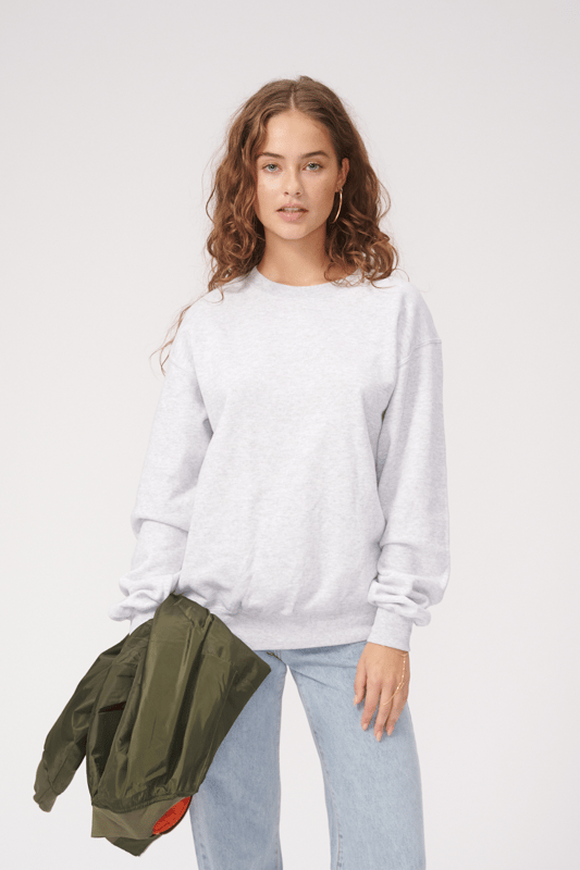 Material: 100 % högkvalitativ bomull för hållbarhet och komfort.
Design: Enkel men elegant svart sweatshirt med rund hals och ribbade kanter.
Skötsel: Lättskött med maskintvätt och minimal krympning.