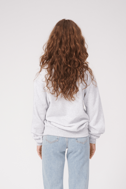 Material: 100 % högkvalitativ bomull för hållbarhet och komfort.
Design: Enkel men elegant svart sweatshirt med rund hals och ribbade kanter.
Skötsel: Lättskött med maskintvätt och minimal krympning.