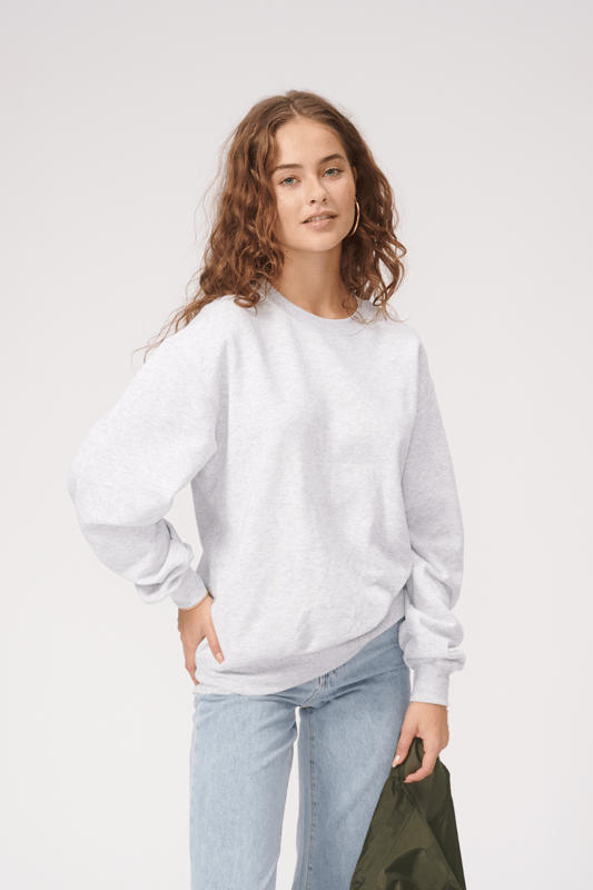 Material: 100 % högkvalitativ bomull för hållbarhet och komfort.
Design: Enkel men elegant svart sweatshirt med rund hals och ribbade kanter.
Skötsel: Lättskött med maskintvätt och minimal krympning.