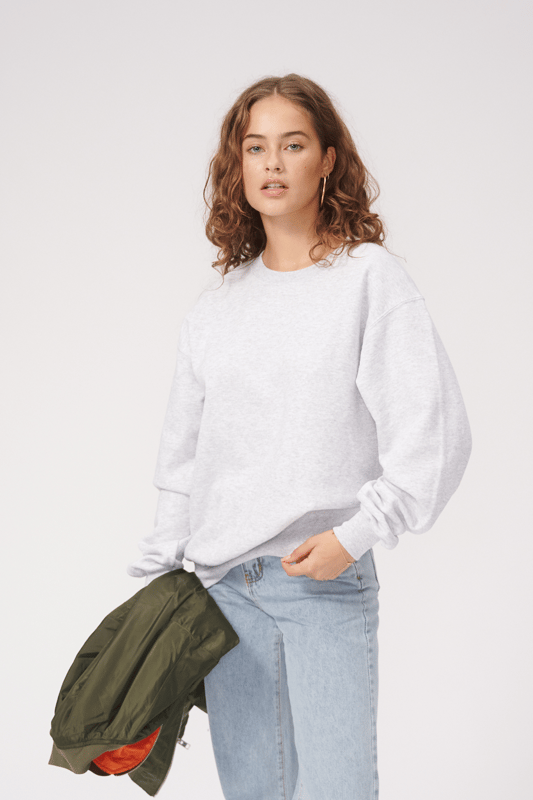 Material: 100 % högkvalitativ bomull för hållbarhet och komfort.
Design: Enkel men elegant svart sweatshirt med rund hals och ribbade kanter.
Skötsel: Lättskött med maskintvätt och minimal krympning.
