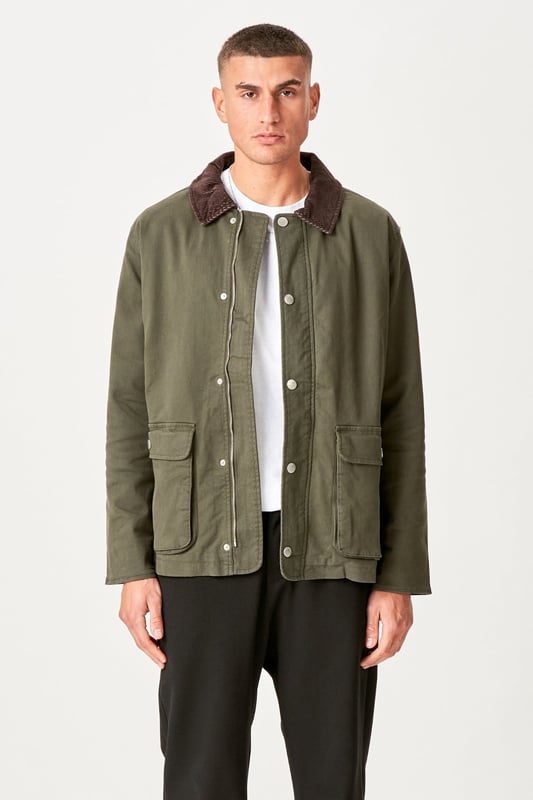 Descubre el estilo y la comodidad de nuestra hermosa chaqueta Twill en Dark Olive. Esta chaqueta combina elegancia con funcionalidad y es perfecta para el cambio de estación. Confeccionada con materiales duraderos, 97 % algodón y 3 % elastano, ofrece un ajuste perfecto y libertad de movimiento. Perfecta tanto para el día a día como para ocasiones especiales, esta chaqueta se convertirá rápidamente en una de las favoritas de tu armario.