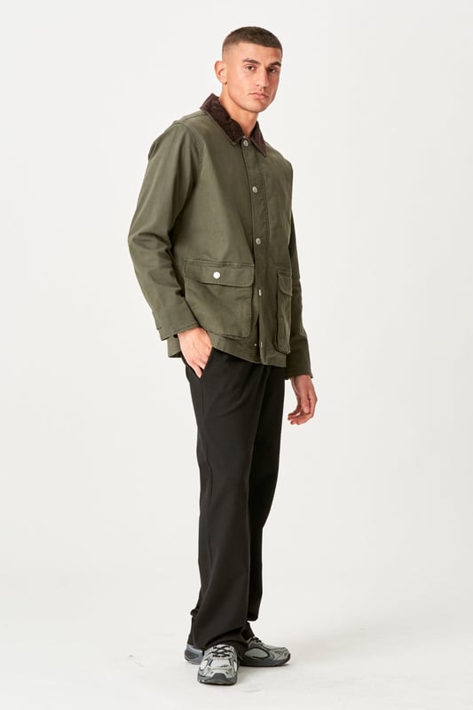 Descubre el estilo y la comodidad de nuestra hermosa chaqueta Twill en Dark Olive. Esta chaqueta combina elegancia con funcionalidad y es perfecta para el cambio de estación. Confeccionada con materiales duraderos, 97 % algodón y 3 % elastano, ofrece un ajuste perfecto y libertad de movimiento. Perfecta tanto para el día a día como para ocasiones especiales, esta chaqueta se convertirá rápidamente en una de las favoritas de tu armario.