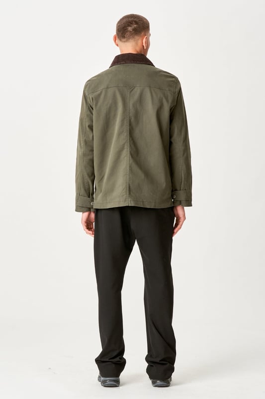 Descubre el estilo y la comodidad de nuestra hermosa chaqueta Twill en Dark Olive. Esta chaqueta combina elegancia con funcionalidad y es perfecta para el cambio de estación. Confeccionada con materiales duraderos, 97 % algodón y 3 % elastano, ofrece un ajuste perfecto y libertad de movimiento. Perfecta tanto para el día a día como para ocasiones especiales, esta chaqueta se convertirá rápidamente en una de las favoritas de tu armario.