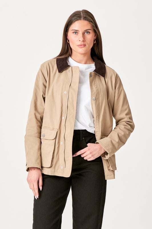 Mejora tu guardarropa con nuestra elegante chaqueta de sarga en Dark Sand. Combinando un diseño clásico con comodidad moderna, esta chaqueta está confeccionada con tela de alta calidad que garantiza durabilidad y estilo en cada uso. Perfecto tanto para ocasiones informales como semiformales, su corte atemporal y su color elegante hacen que sea fácil de combinar con cualquier conjunto. Invierte en esta chaqueta imprescindible que no solo completará tu look, sino que también resaltará tu estilo personal. Aumente su confianza con esta chaqueta versátil hecha para impresionar.