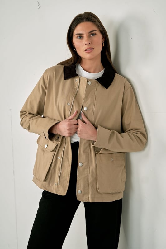 Mejora tu guardarropa con nuestra elegante chaqueta de sarga en Dark Sand. Combinando un diseño clásico con comodidad moderna, esta chaqueta está confeccionada con tela de alta calidad que garantiza durabilidad y estilo en cada uso. Perfecto tanto para ocasiones informales como semiformales, su corte atemporal y su color elegante hacen que sea fácil de combinar con cualquier conjunto. Invierte en esta chaqueta imprescindible que no solo completará tu look, sino que también resaltará tu estilo personal. Aumente su confianza con esta chaqueta versátil hecha para impresionar.