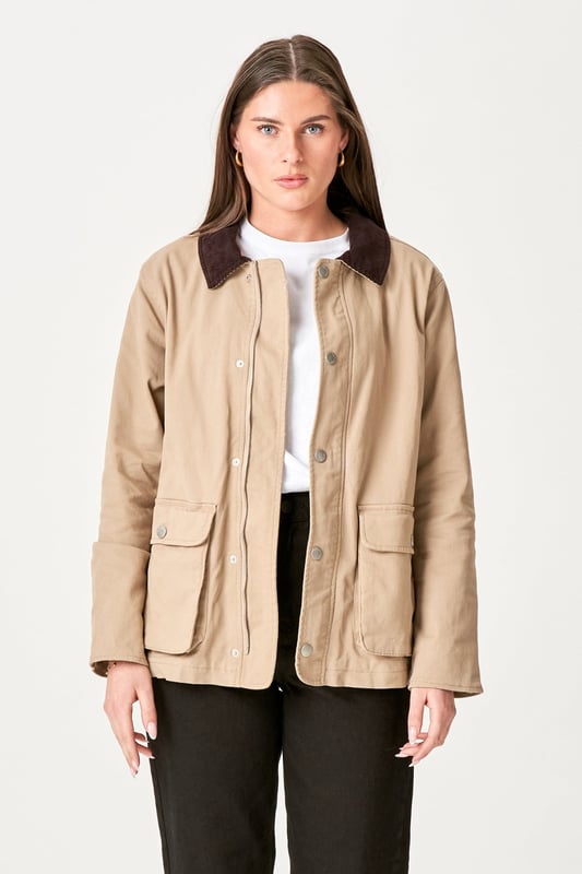 Mejora tu guardarropa con nuestra elegante chaqueta de sarga en Dark Sand. Combinando un diseño clásico con comodidad moderna, esta chaqueta está confeccionada con tela de alta calidad que garantiza durabilidad y estilo en cada uso. Perfecto tanto para ocasiones informales como semiformales, su corte atemporal y su color elegante hacen que sea fácil de combinar con cualquier conjunto. Invierte en esta chaqueta imprescindible que no solo completará tu look, sino que también resaltará tu estilo personal. Aumente su confianza con esta chaqueta versátil hecha para impresionar.