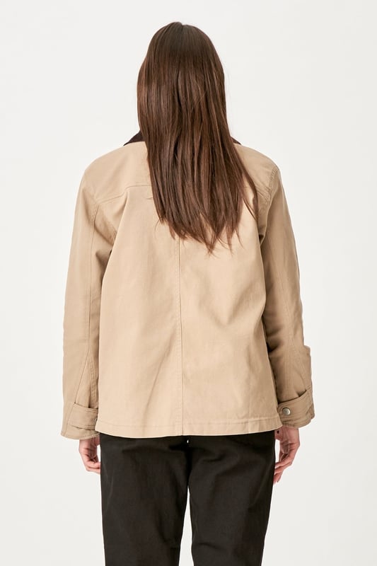 Mejora tu guardarropa con nuestra elegante chaqueta de sarga en Dark Sand. Combinando un diseño clásico con comodidad moderna, esta chaqueta está confeccionada con tela de alta calidad que garantiza durabilidad y estilo en cada uso. Perfecto tanto para ocasiones informales como semiformales, su corte atemporal y su color elegante hacen que sea fácil de combinar con cualquier conjunto. Invierte en esta chaqueta imprescindible que no solo completará tu look, sino que también resaltará tu estilo personal. Aumente su confianza con esta chaqueta versátil hecha para impresionar.