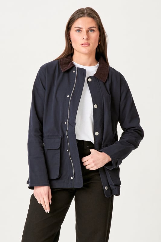 Experimenta la combinación perfecta de estilo y comodidad con nuestra chaqueta de sarga en azul marino. Este elegante abrigo para mujer es ideal para cualquier ocasión. Confeccionado con 97% algodón y 3% elastano para un ajuste cómodo que garantiza libertad de movimiento. Perfecto tanto para ocasiones cotidianas como formales. Compatible con cualquier guardarropa, desde jeans hasta vestidos, y brinda un aspecto sofisticado.