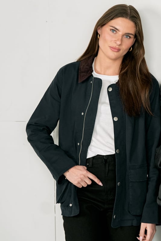 Experimenta la combinación perfecta de estilo y comodidad con nuestra chaqueta de sarga en azul marino. Este elegante abrigo para mujer es ideal para cualquier ocasión. Confeccionado con 97% algodón y 3% elastano para un ajuste cómodo que garantiza libertad de movimiento. Perfecto tanto para ocasiones cotidianas como formales. Compatible con cualquier guardarropa, desde jeans hasta vestidos, y brinda un aspecto sofisticado.