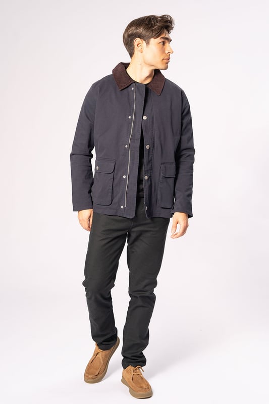 Experimenta la combinación perfecta de estilo y comodidad con nuestra chaqueta de sarga en azul marino. Este elegante abrigo es ideal para cualquier ocasión. Confeccionado con 97% algodón y 3% elastano para un ajuste cómodo que garantiza libertad de movimiento. Perfecto tanto para ocasiones cotidianas como formales. Compatible con cualquier guardarropa, desde jeans hasta vestidos, y brinda un aspecto sofisticado.