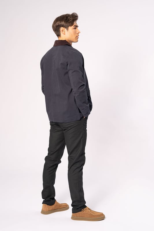 Experimenta la combinación perfecta de estilo y comodidad con nuestra chaqueta de sarga en azul marino. Este elegante abrigo es ideal para cualquier ocasión. Confeccionado con 97% algodón y 3% elastano para un ajuste cómodo que garantiza libertad de movimiento. Perfecto tanto para ocasiones cotidianas como formales. Compatible con cualquier guardarropa, desde jeans hasta vestidos, y brinda un aspecto sofisticado.