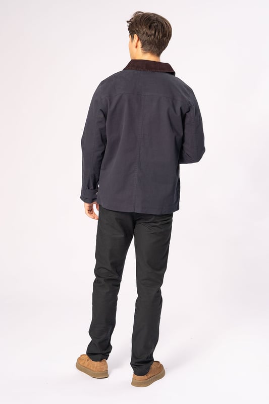 Experimenta la combinación perfecta de estilo y comodidad con nuestra chaqueta de sarga en azul marino. Este elegante abrigo es ideal para cualquier ocasión. Confeccionado con 97% algodón y 3% elastano para un ajuste cómodo que garantiza libertad de movimiento. Perfecto tanto para ocasiones cotidianas como formales. Compatible con cualquier guardarropa, desde jeans hasta vestidos, y brinda un aspecto sofisticado.