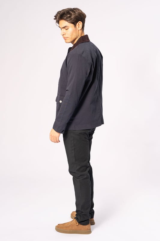 Experimenta la combinación perfecta de estilo y comodidad con nuestra chaqueta de sarga en azul marino. Este elegante abrigo es ideal para cualquier ocasión. Confeccionado con 97% algodón y 3% elastano para un ajuste cómodo que garantiza libertad de movimiento. Perfecto tanto para ocasiones cotidianas como formales. Compatible con cualquier guardarropa, desde jeans hasta vestidos, y brinda un aspecto sofisticado.